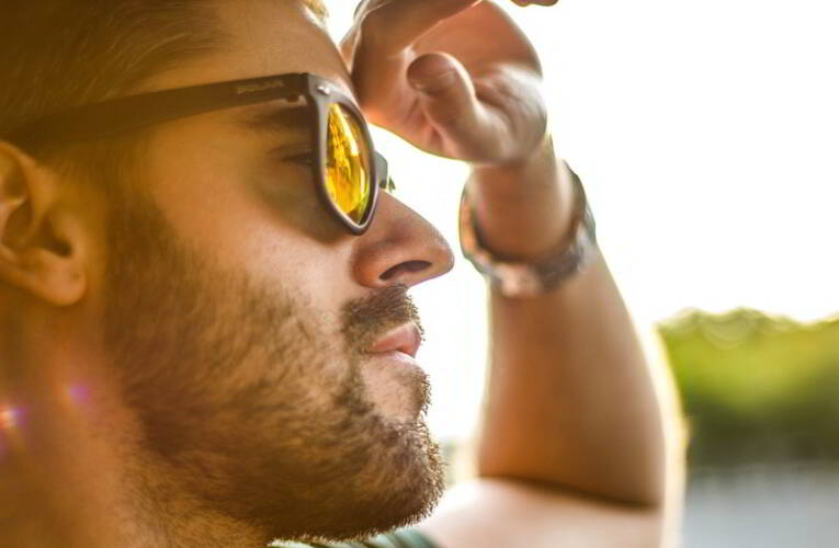 Męskie okulary przeciwsłoneczne – niezbędne akcesorium na lato