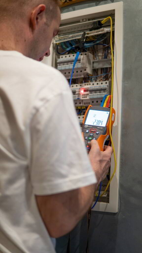  Elektryk sprawdza instalację elektryczną 