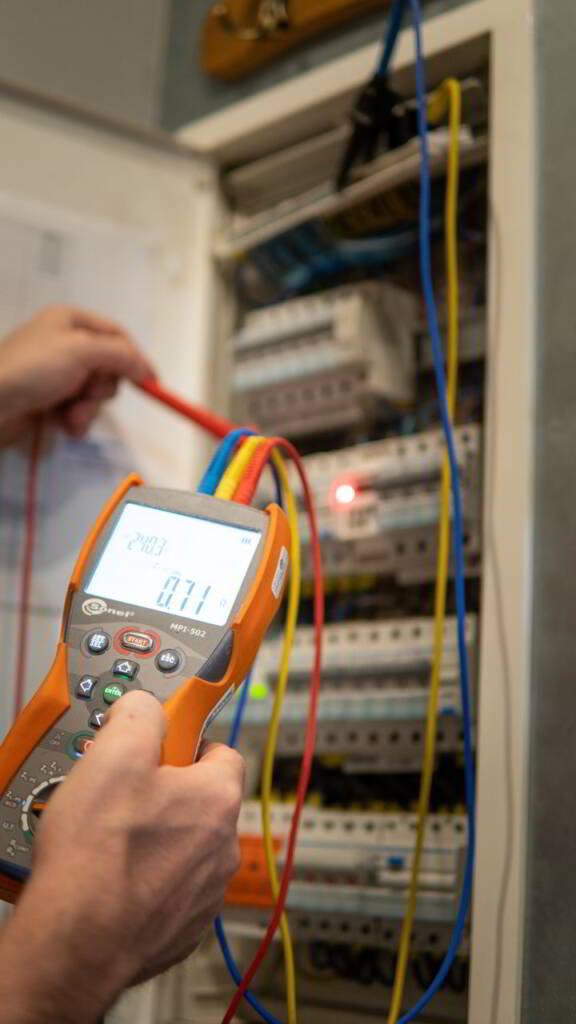  Elektryk z Wrocławia sprawdza tablicę rozdzielczą elektryczną 